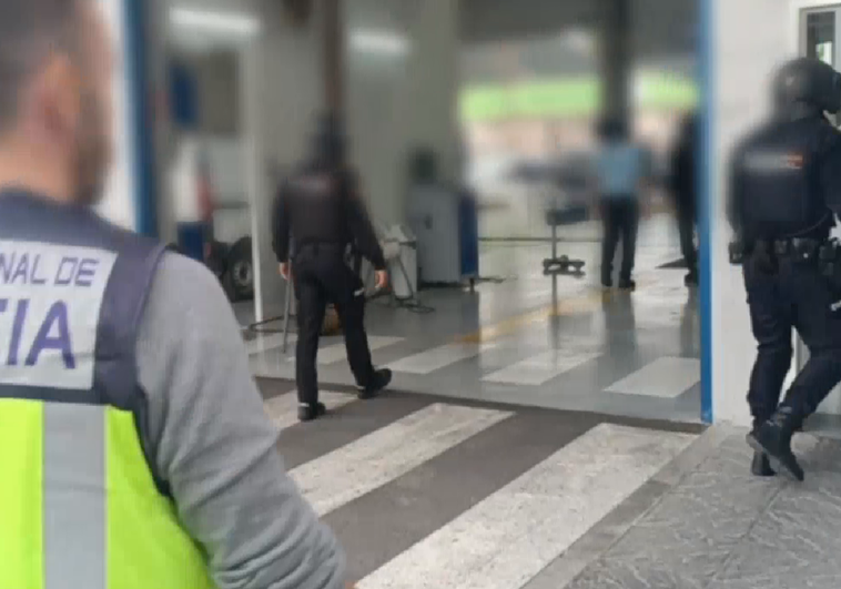 Varios policías inspeccionan la estación de ITV de Crevillent.