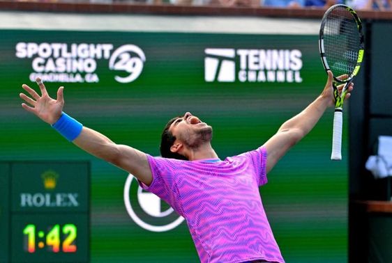 Alcaraz celebra su título en Indian Wells.