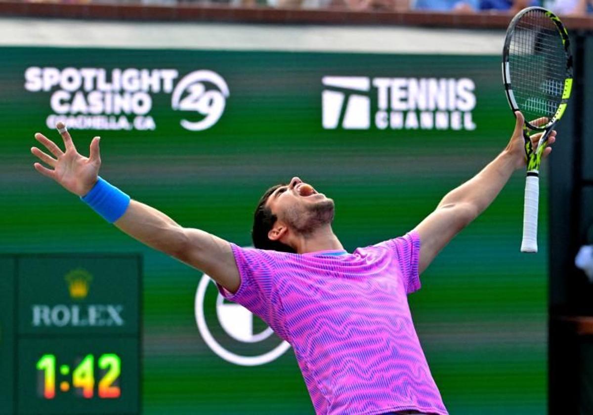 Alcaraz celebra su título en Indian Wells.