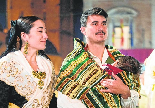 Álex y María desfilan por primera vez con su bebé.