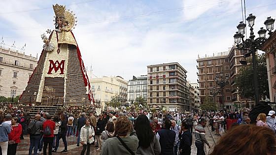 El motivo del manto de la Virgen de los Desamparados en la Ofrenda de 2024