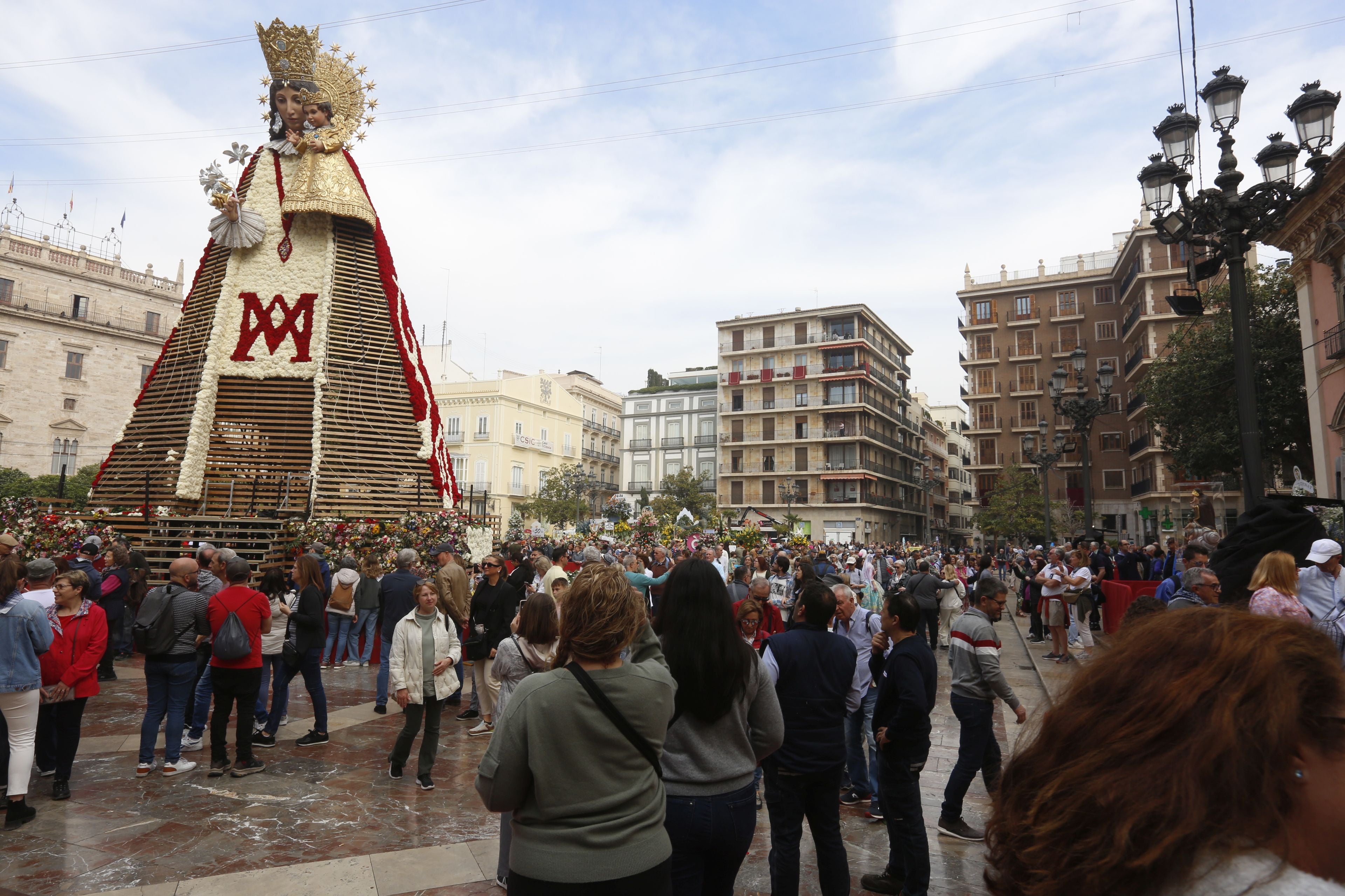 El manto tras la primera Ofrenda de Fallas.