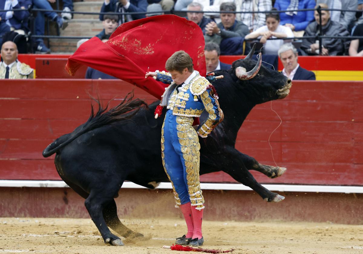 Borja Jiménez, con el primero de su lote, al que cortó una oreja.