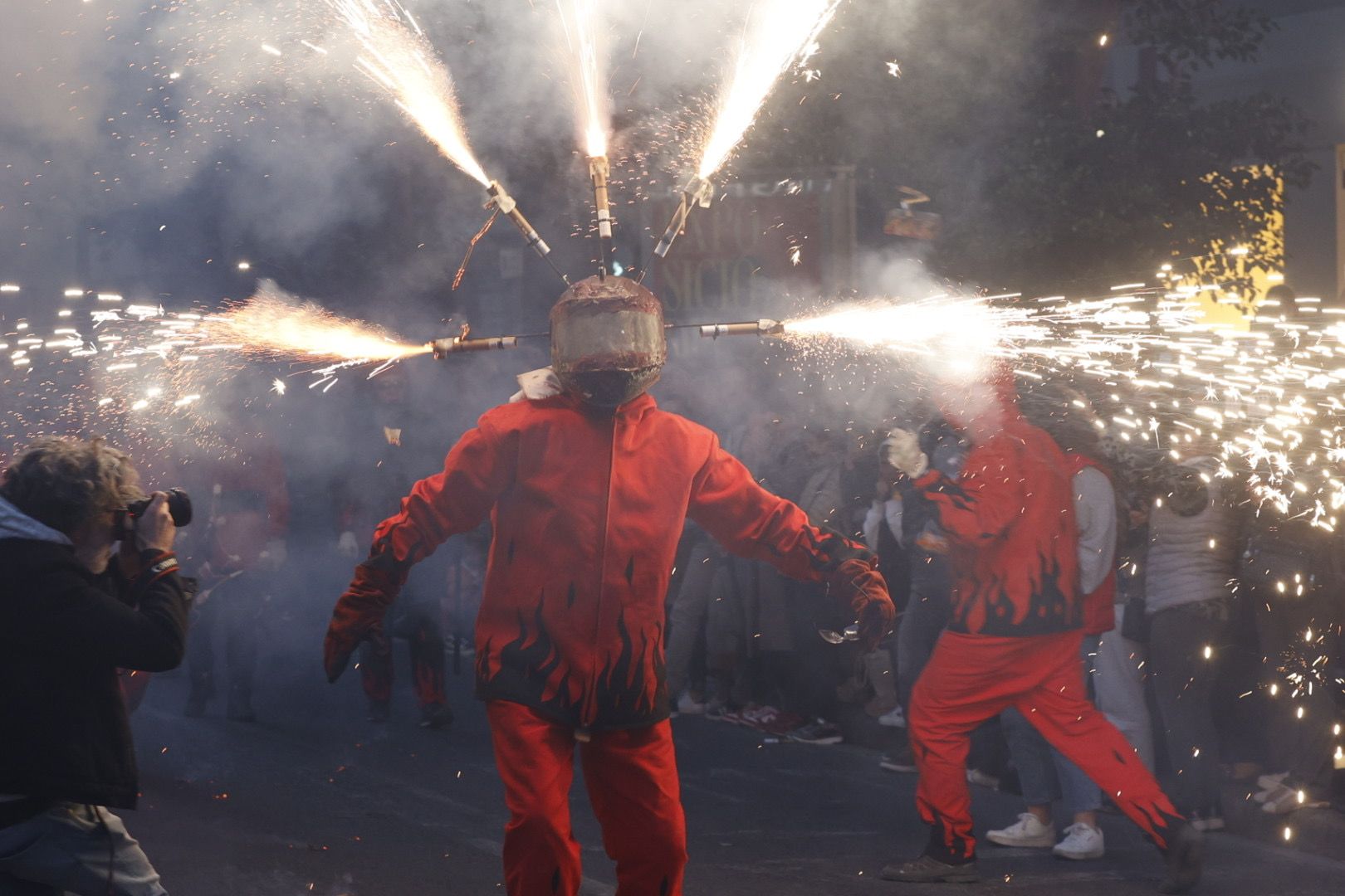 Cabalgata del fuego en la calle Colón.