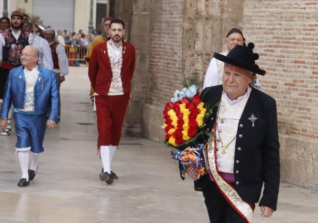 Teodoro Montolio, fallero mayor de la comisión La Punta, con un ramo de flores con los colores de la Senyera.