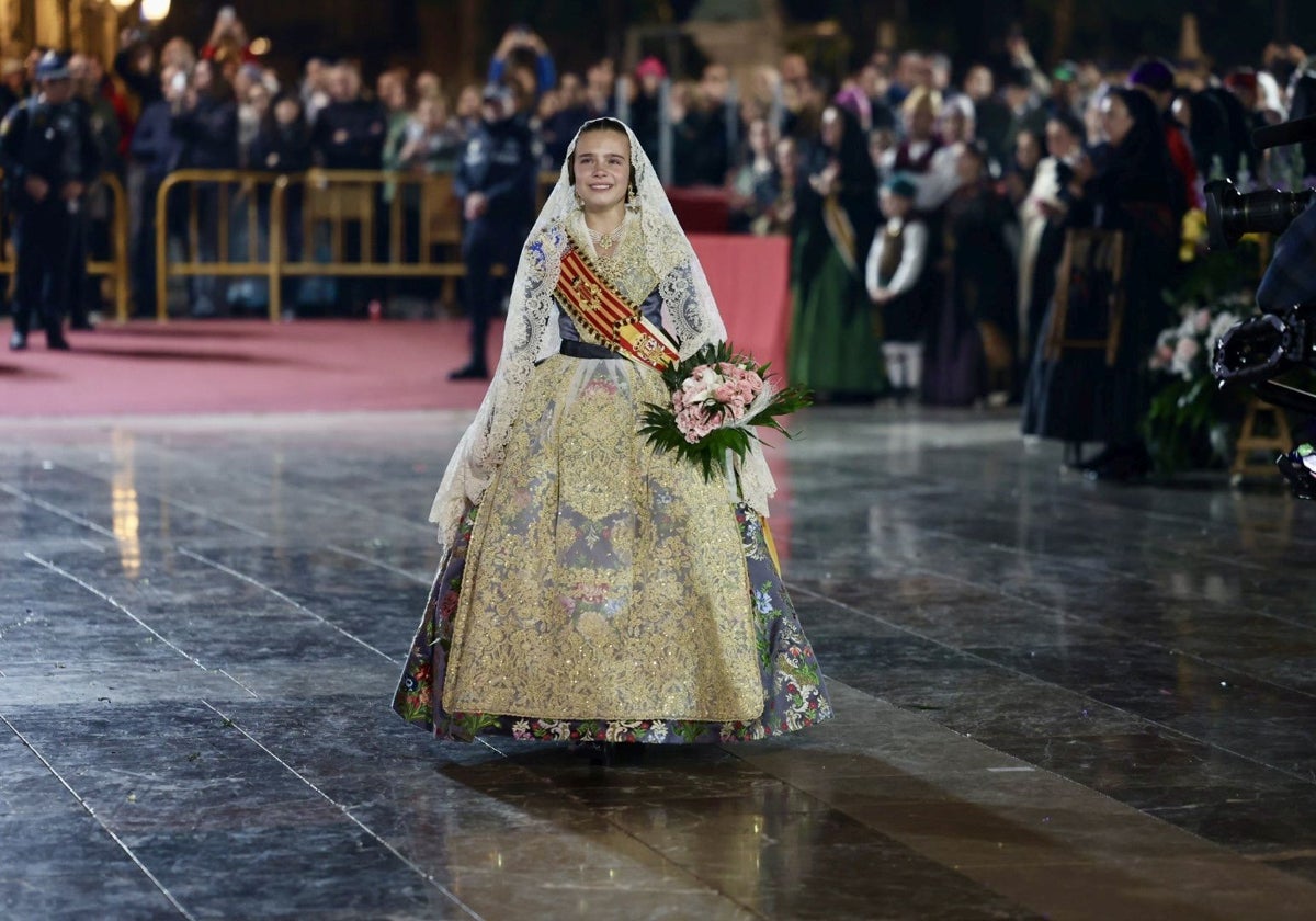 Entrada de Marina García, fallera mayor infantil de Valencia 2024, de madrugada.