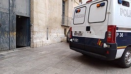 Furgón de la Policía Nacional en la puerta de los juzgados de Xàtiva.
