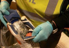 Imagen de archivo de una zapatilla con cocaína.