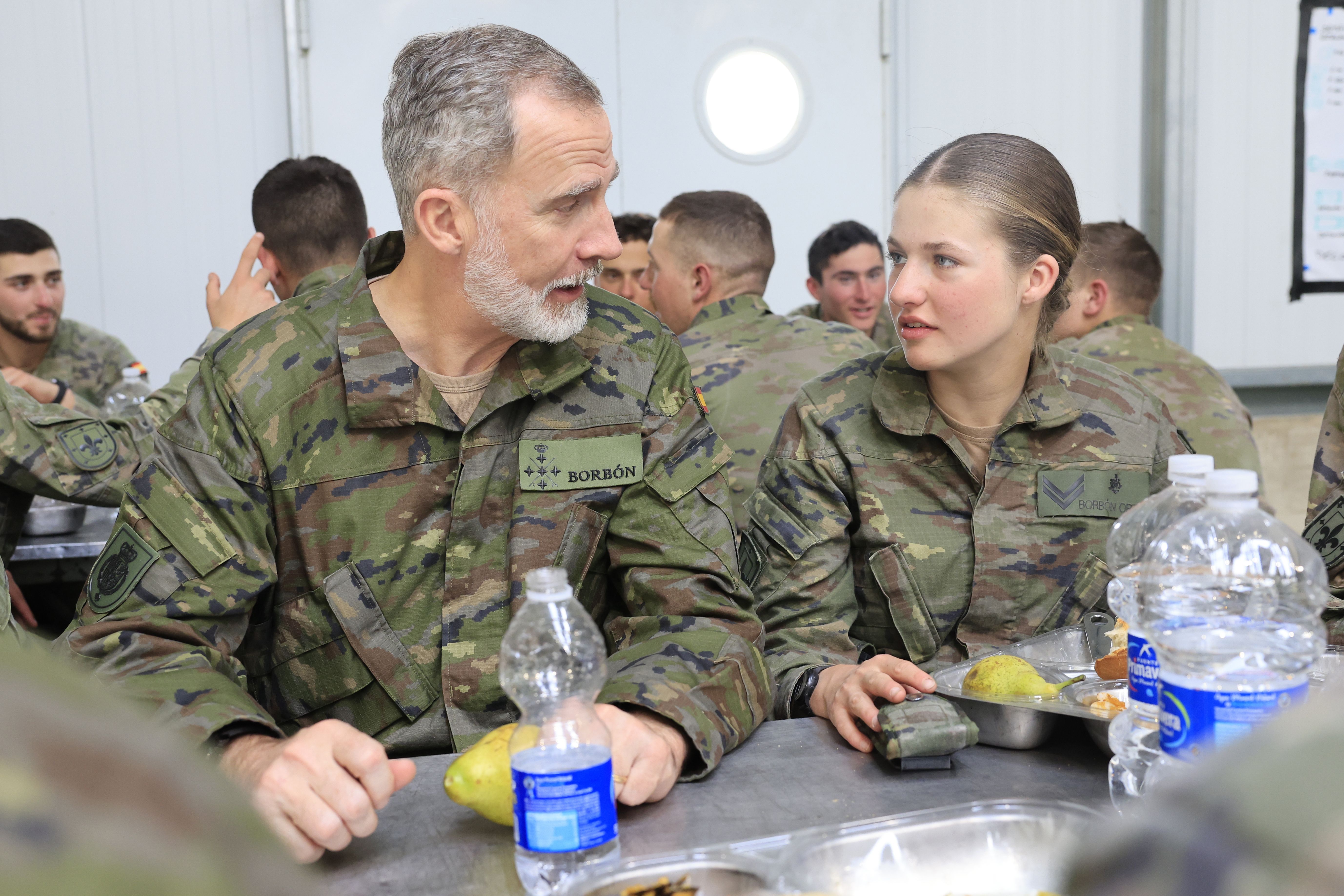 La visita sorpresa del rey Felipe VI a Leonor durante unas maniobras de combate