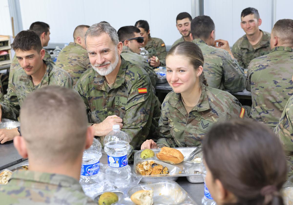 La visita sorpresa del rey Felipe VI a Leonor durante unas maniobras de combate