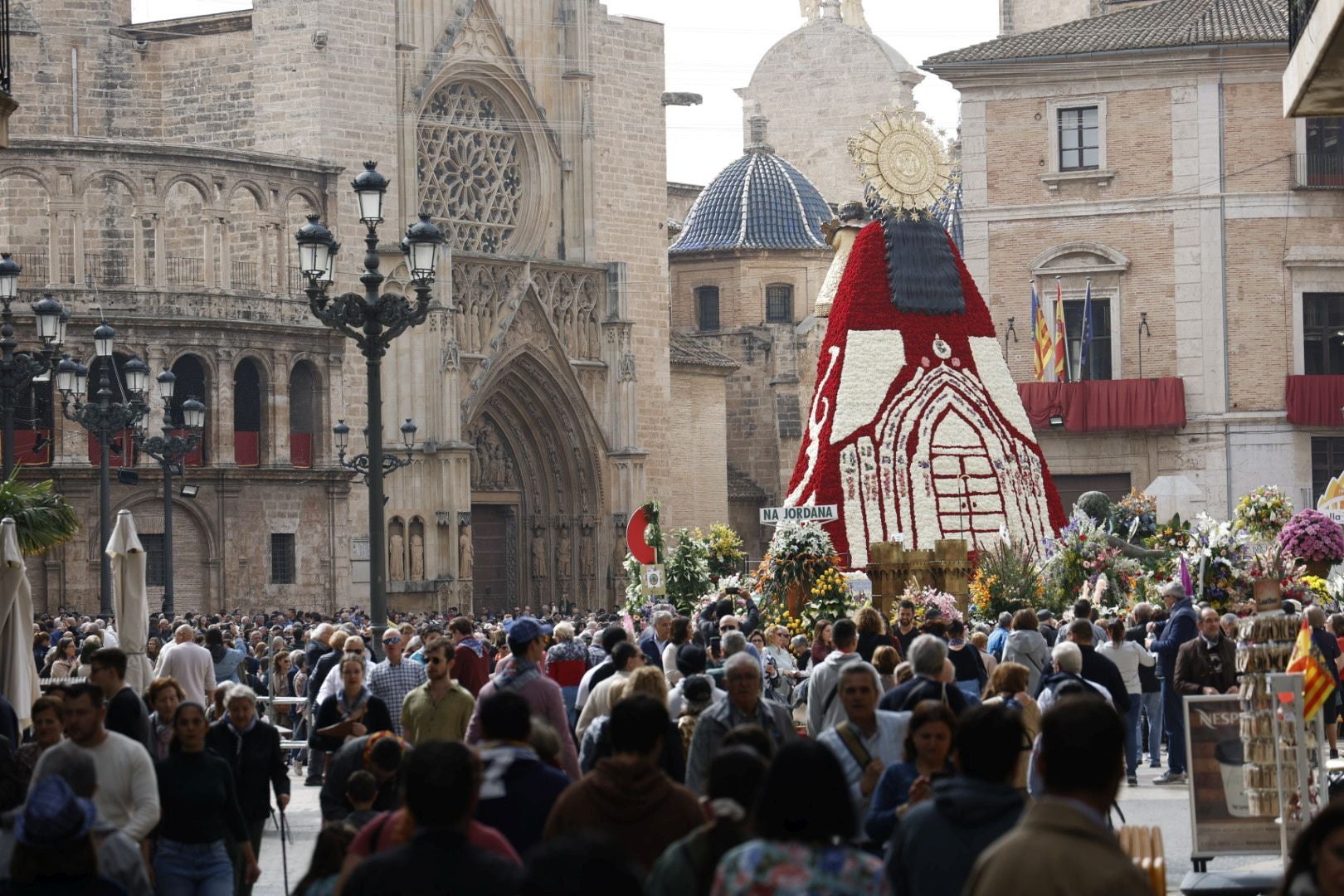 Los valencianos visitan el manto de la Virgen el último día de Fallas