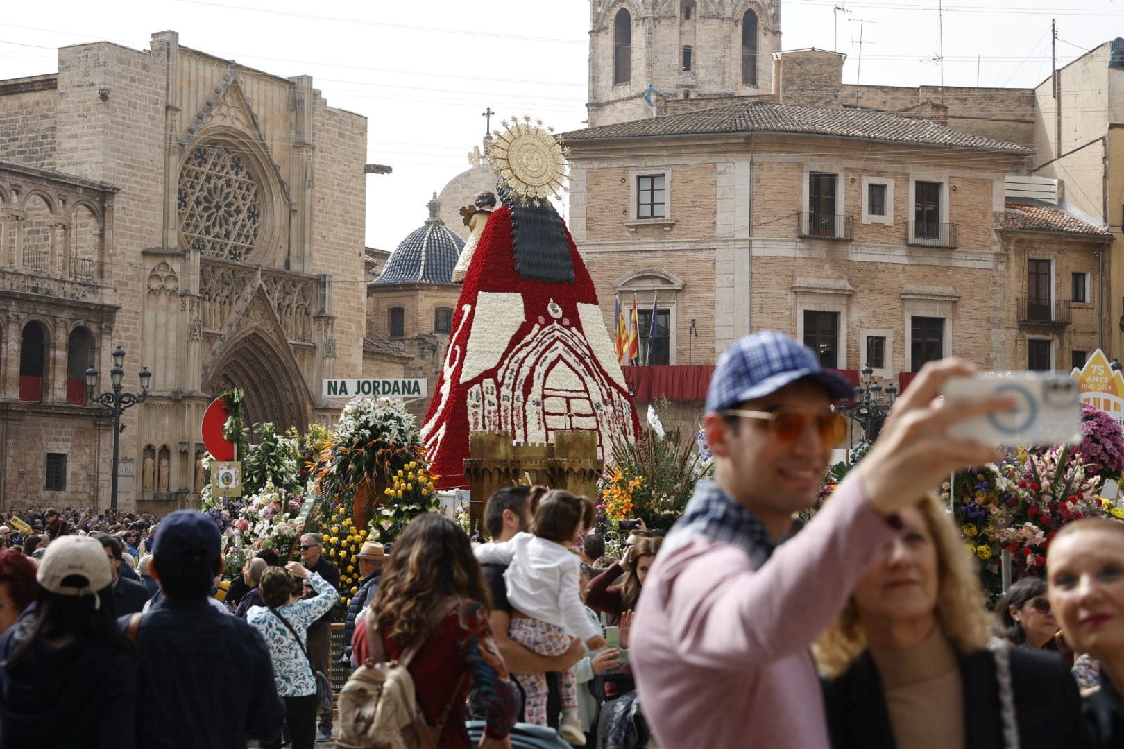 Los valencianos visitan el manto de la Virgen el último día de Fallas