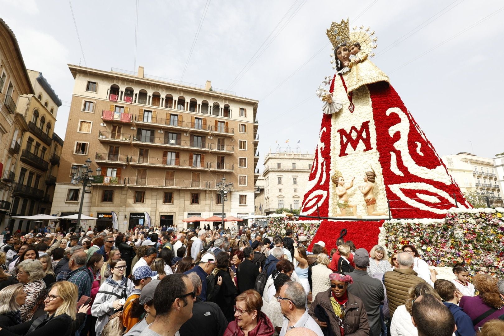 Los valencianos visitan el manto de la Virgen el último día de Fallas