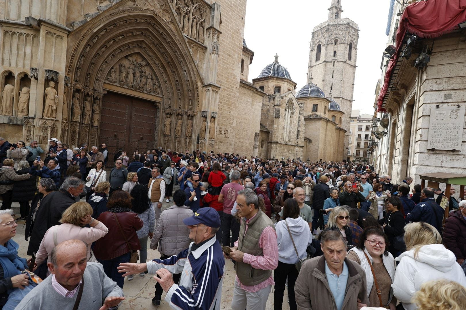 Los valencianos visitan el manto de la Virgen el último día de Fallas