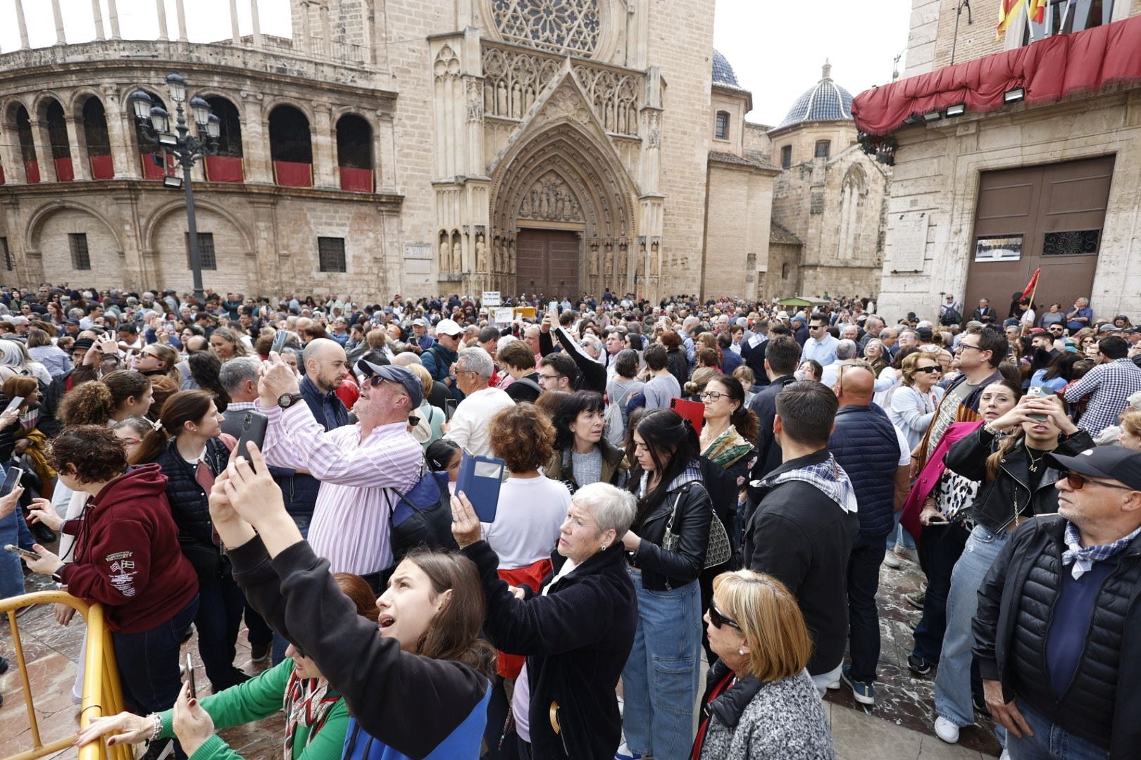 Los valencianos visitan el manto de la Virgen el último día de Fallas