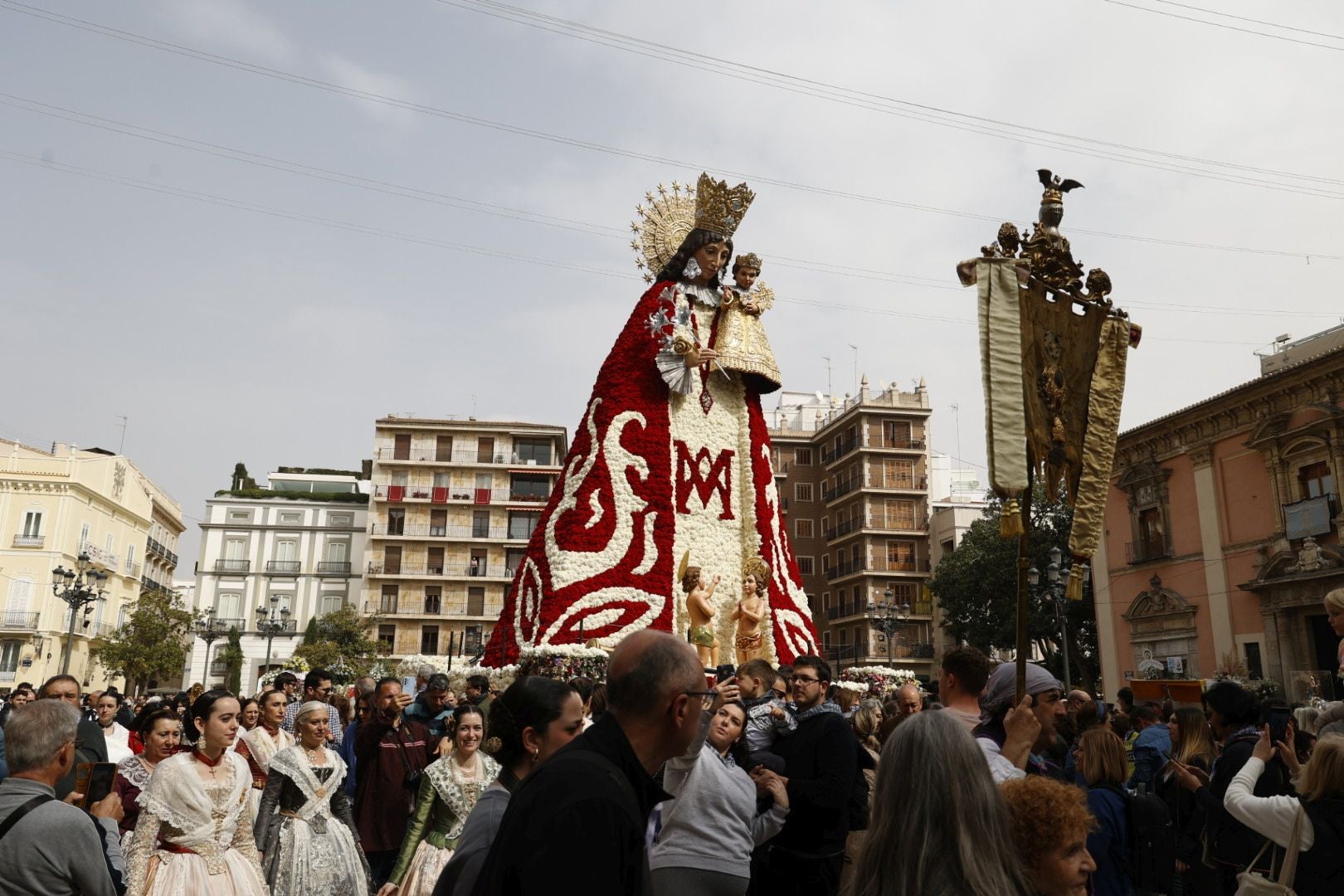 Los valencianos visitan el manto de la Virgen el último día de Fallas