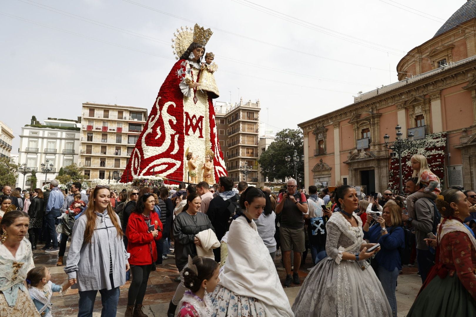 Los valencianos visitan el manto de la Virgen el último día de Fallas