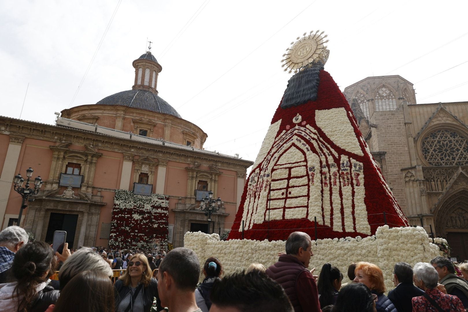 Los valencianos visitan el manto de la Virgen el último día de Fallas