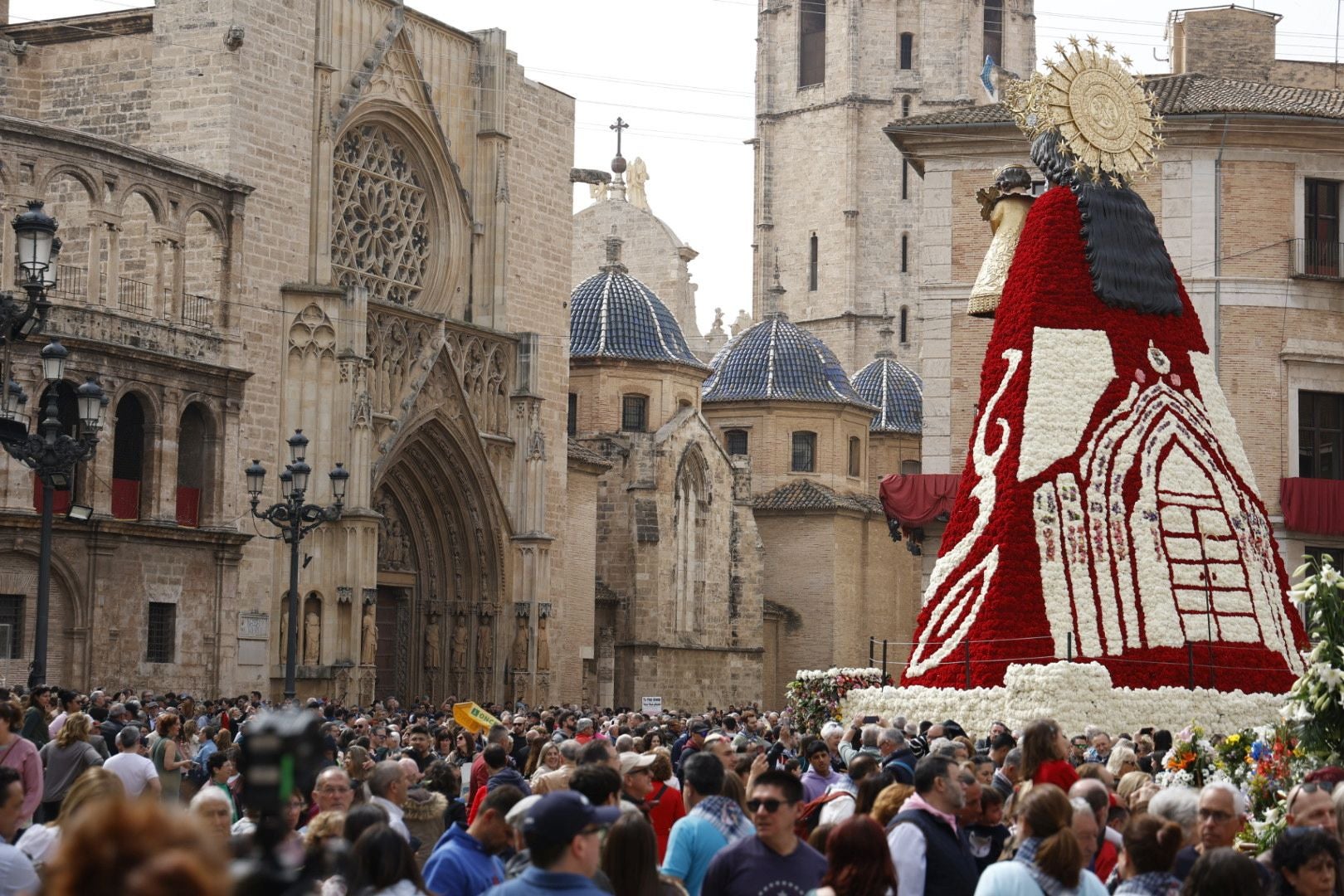 Los valencianos visitan el manto de la Virgen el último día de Fallas