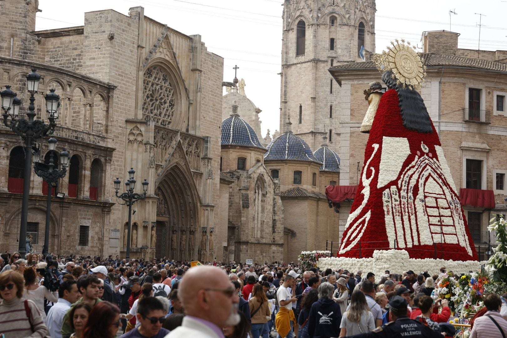 Los valencianos visitan el manto de la Virgen el último día de Fallas