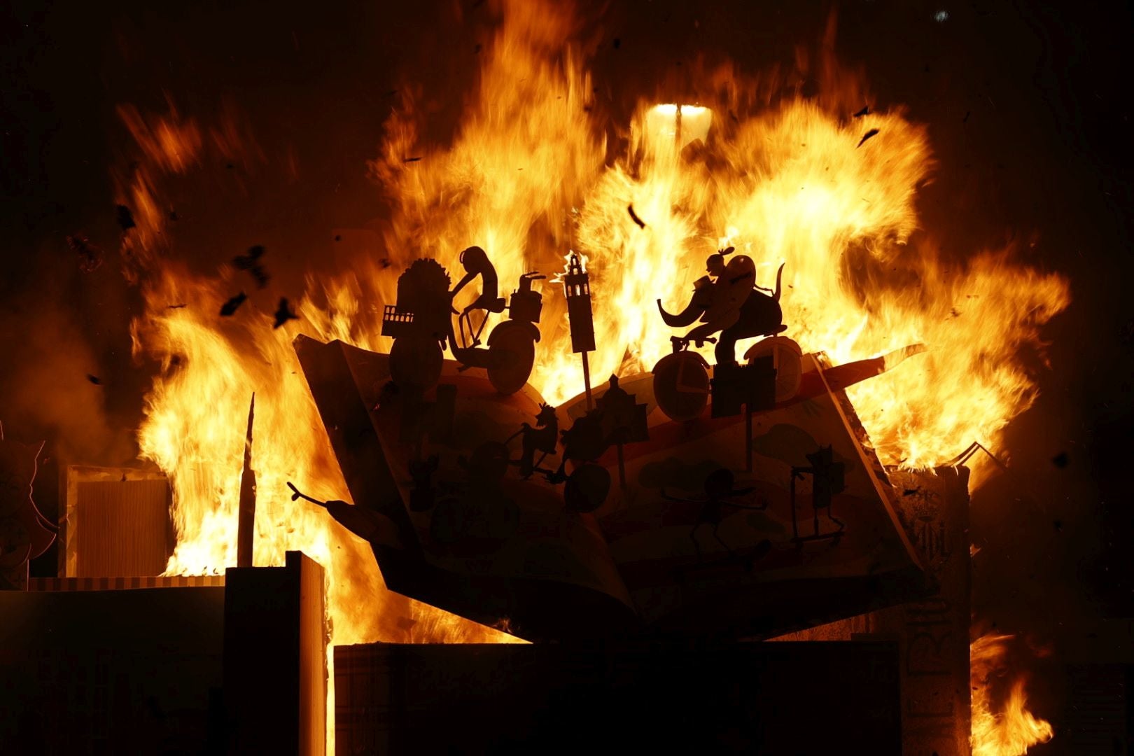 La cremà infantil arranca la noche del fuego