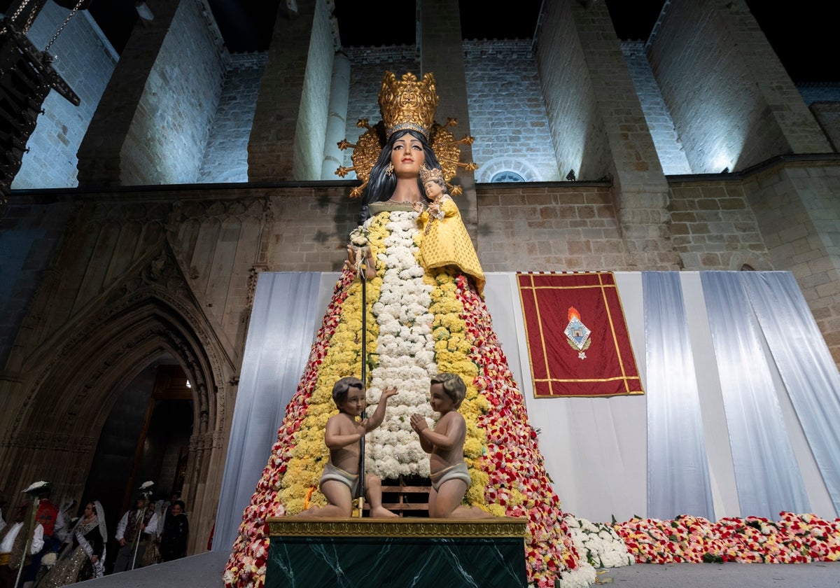 Manto de la Virgen confeccionado por ramos de las falleras y falleros de Gandia.