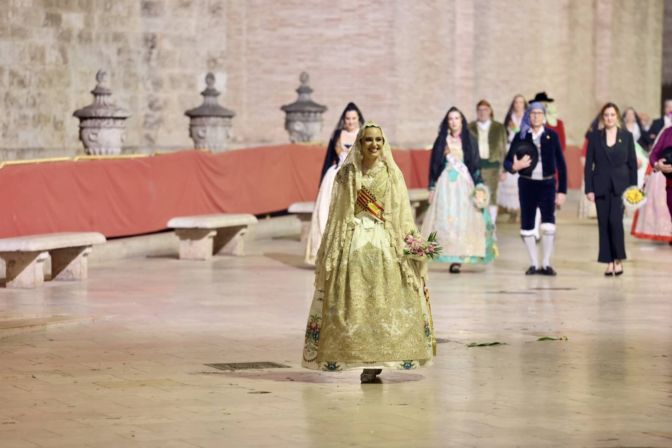 La fallera mayor de Valencia cierra la Ofrenda con su espolín blanco Madreperla