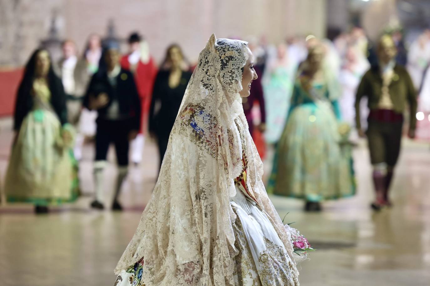 La fallera mayor de Valencia cierra la Ofrenda con su espolín blanco Madreperla