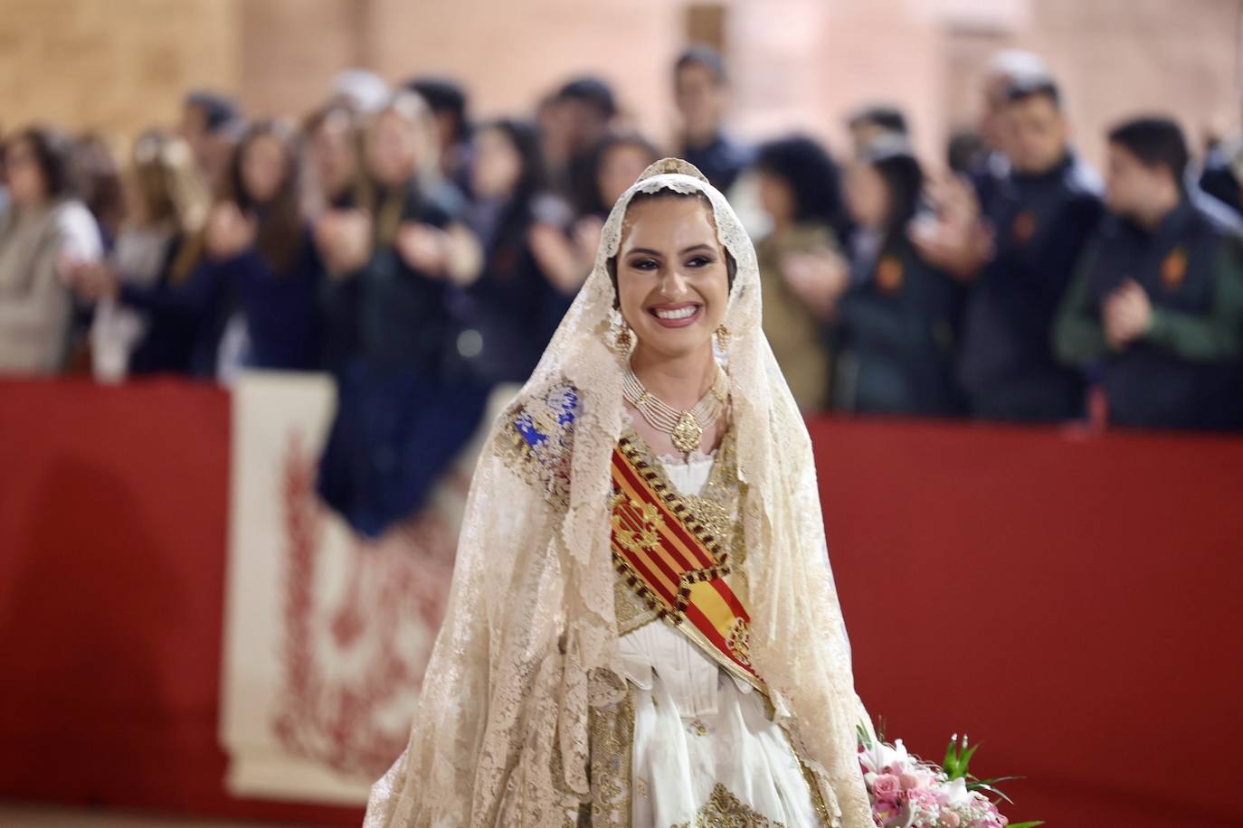 La fallera mayor de Valencia cierra la Ofrenda con su espolín blanco Madreperla