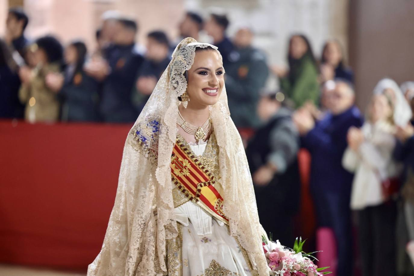 La fallera mayor de Valencia cierra la Ofrenda con su espolín blanco Madreperla