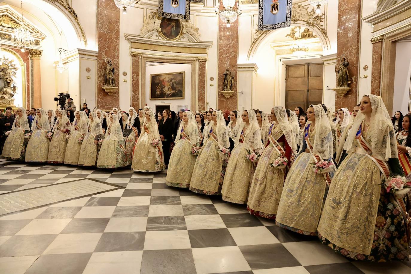 La fallera mayor de Valencia cierra la Ofrenda con su espolín blanco Madreperla