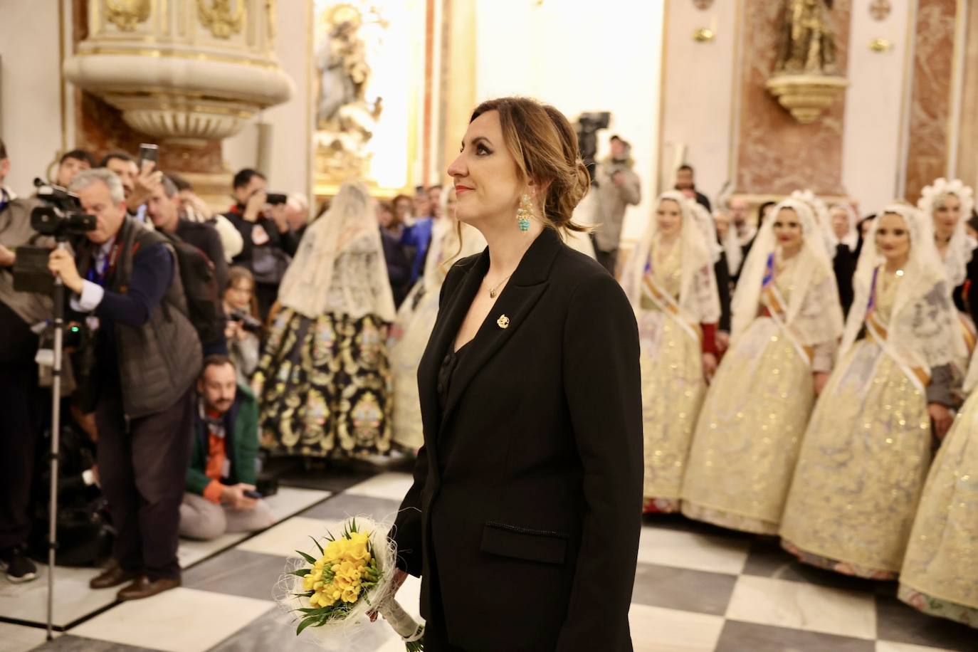 La fallera mayor de Valencia cierra la Ofrenda con su espolín blanco Madreperla