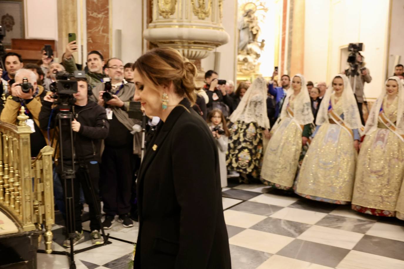 La fallera mayor de Valencia cierra la Ofrenda con su espolín blanco Madreperla