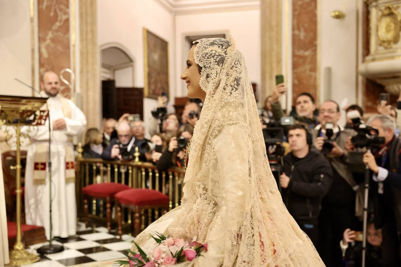 La fallera mayor de Valencia cierra la Ofrenda con su espolín blanco Madreperla