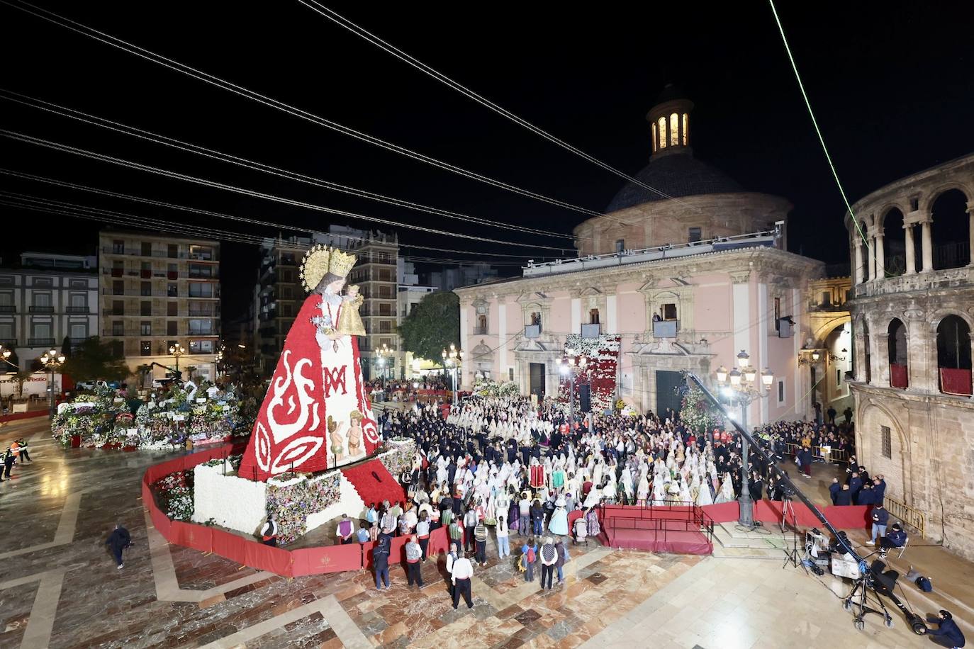 María Estela Arlandis, fallera mayor de Valencia 2024, y toda su corte ponen el broche de oro al segundo día de Ofrenda