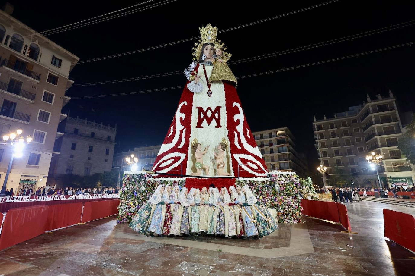 María Estela Arlandis, fallera mayor de Valencia 2024, y toda su corte ponen el broche de oro al segundo día de Ofrenda