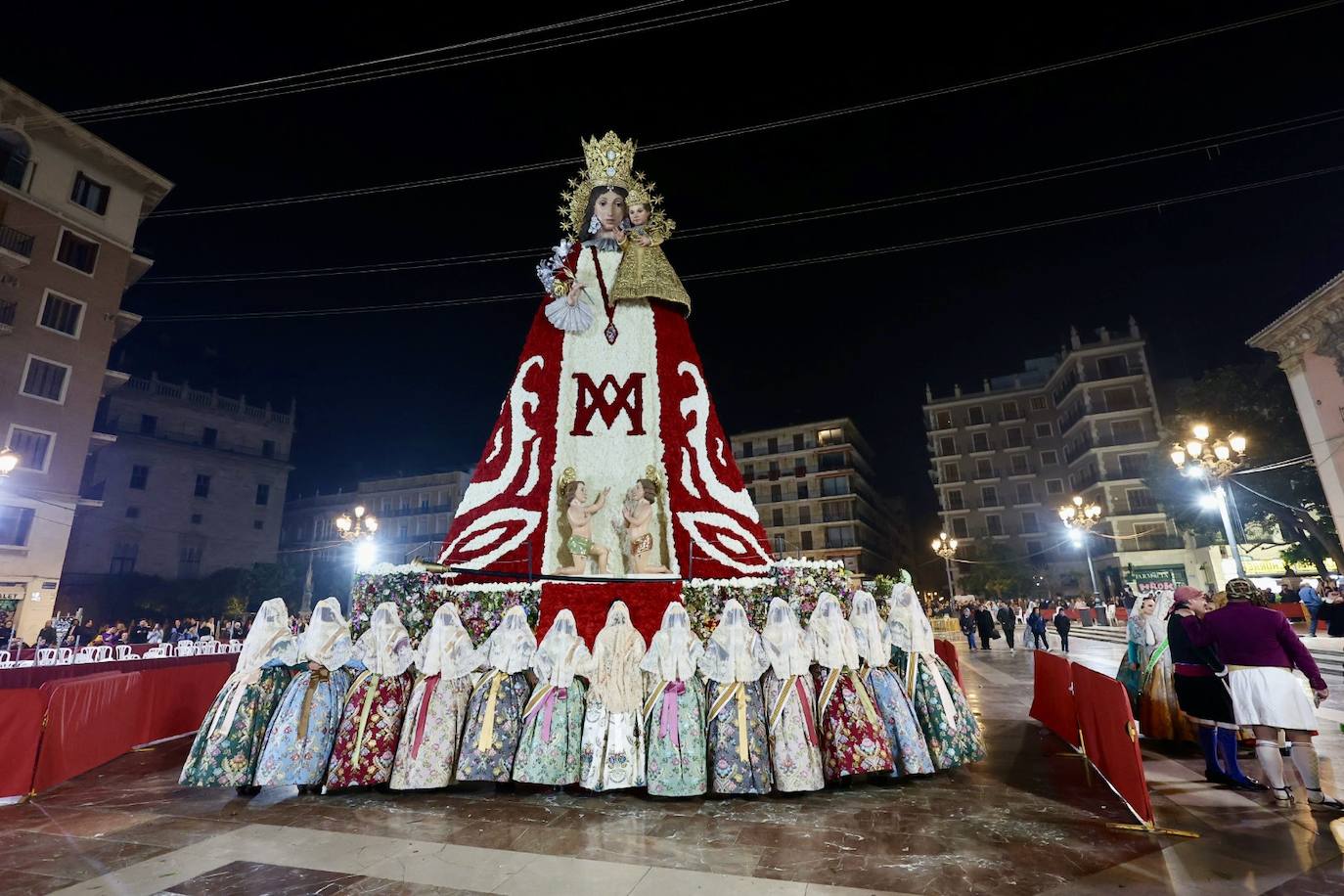 María Estela Arlandis, fallera mayor de Valencia 2024, y toda su corte ponen el broche de oro al segundo día de Ofrenda