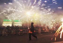 La cabalgata del fuego ilumina el centro de Valencia como antesala de la cremà