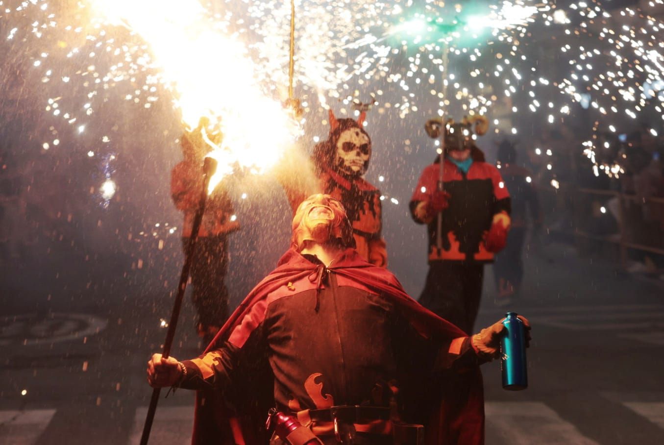 La cabalgata del fuego ilumina el centro de Valencia como antesala de la cremà