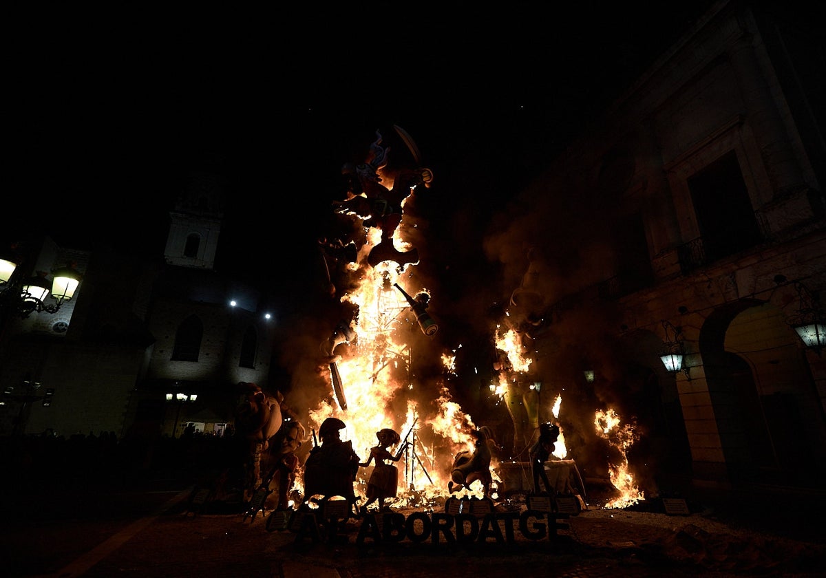 Cremà de una falla en Gandia.