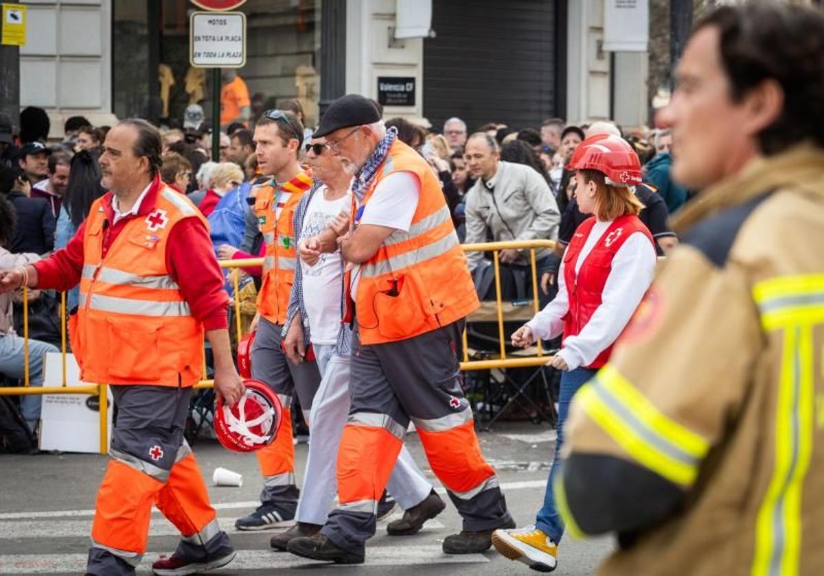 Una persona es atendida en la mascletà.