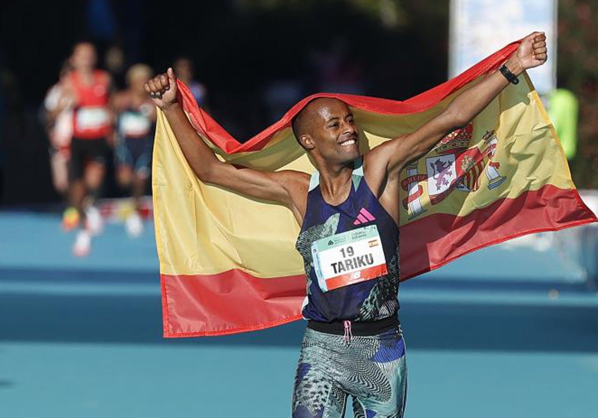 Tariku Novales celebra su récord de España en el último Maratón de Valencia.