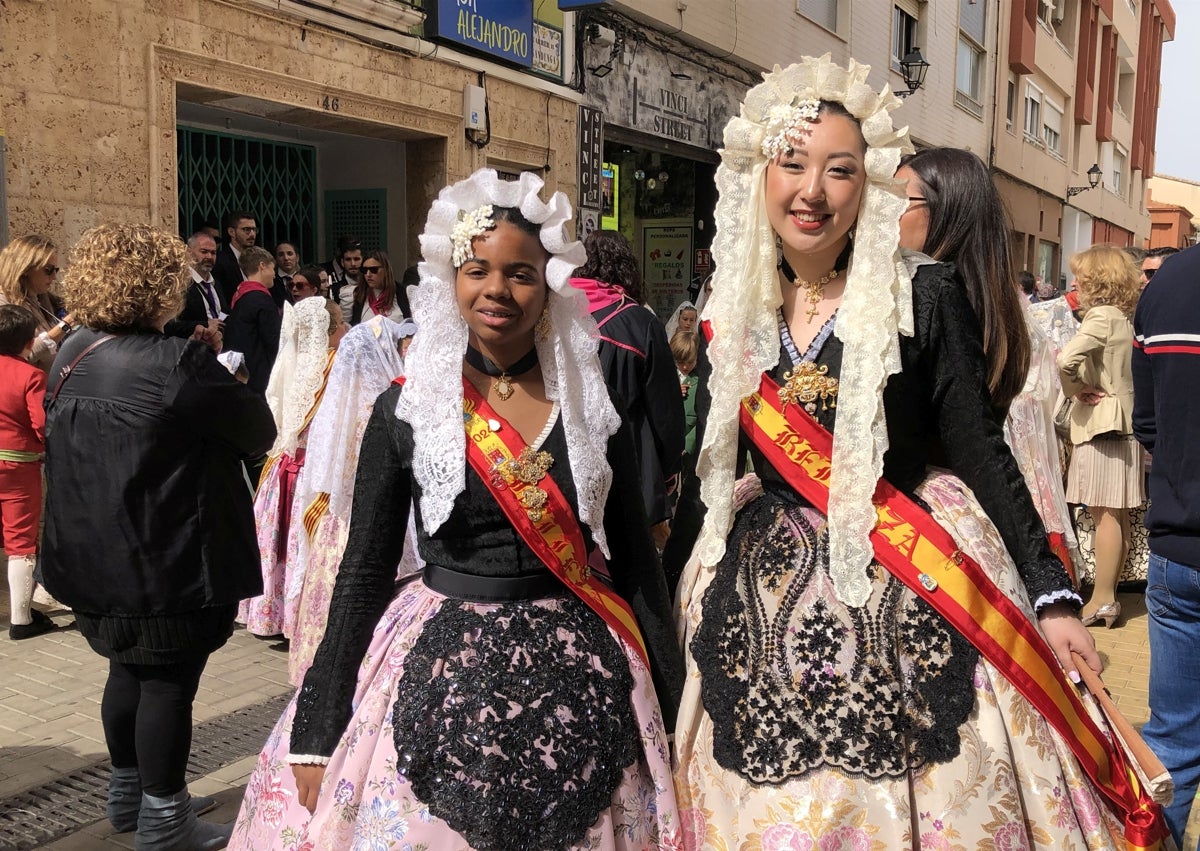 Imagen secundaria 1 - Sara Femenía, las Bellezas de la Foguera del Carrer Sant Vicent de Alicante y Mariana con sus hijas Blanca y Ana. 