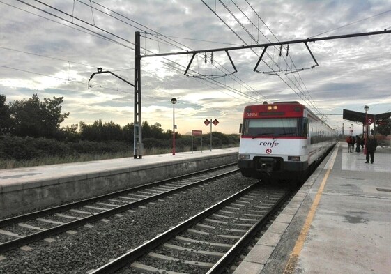 Un tren de Cercanías en una de las estaciones de la comarca de la Safor.