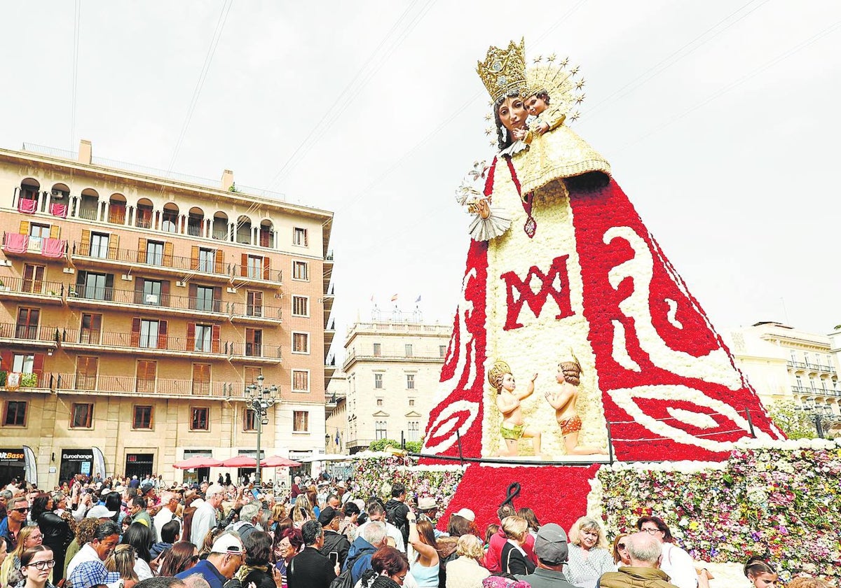 Los valencianos se arremolinan en la Plaza de la Virgen.