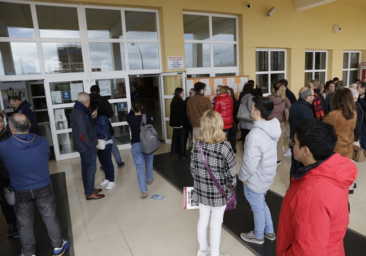 Candidatos y acompañantes en el examen MIR de este año.