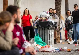 Masificación y basura en un barrio de Valencia durante las Fallas.