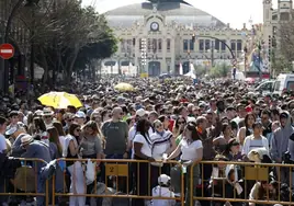 Miles de personas esperan para ver una mascletá estas Fallas de 2024.