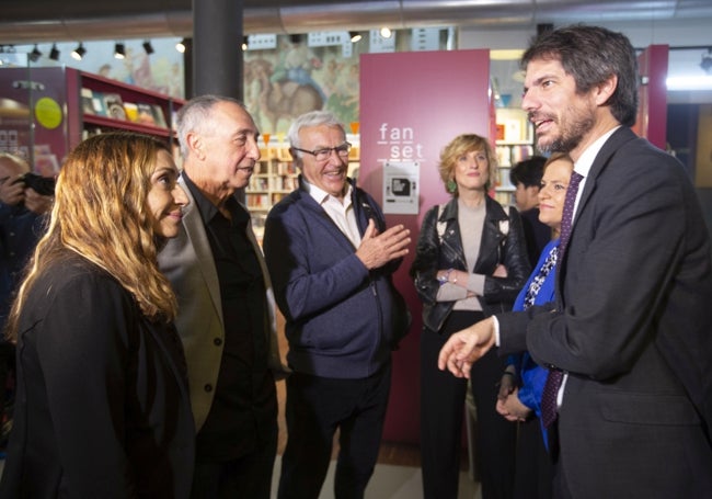 El ministro de Cultura, con representantes de Compromís como Joan Baldoví, Joan Ribó e Isaura Navarro.