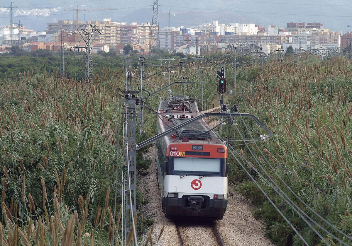 Un tren de Cercanías a su paso por la Safor.